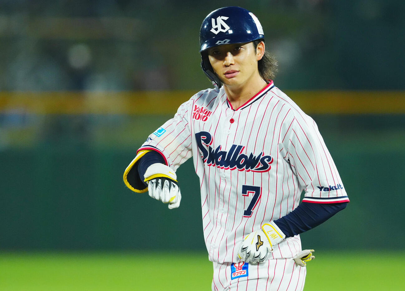 ヤクルト対巨人　3回裏ヤクルト1死二塁、一塁内野安打を放ちポーズを決める長岡秀樹（撮影・垰建太）