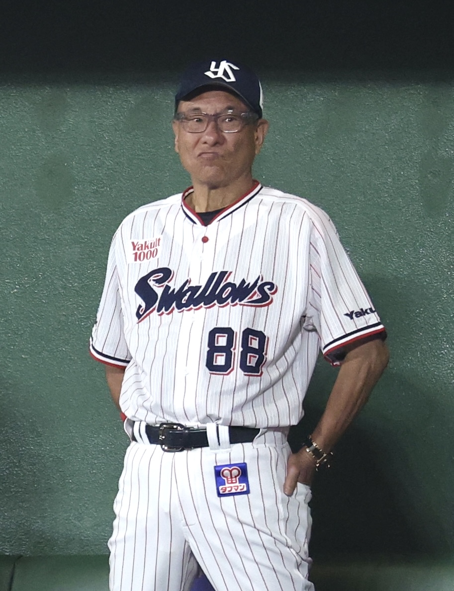 ヤクルト対巨人　ベンチで厳しい表情のヤクルト池山隆寛監督（撮影・宮地輝）