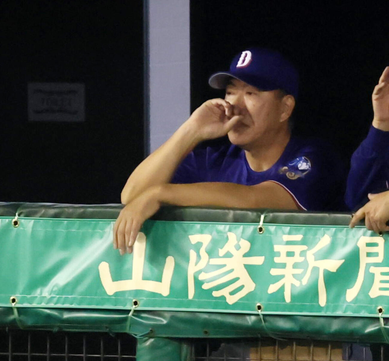 阪神対中日　5回表、ベンチから試合展開を見る中日井上一樹監督（撮影・加藤哉）