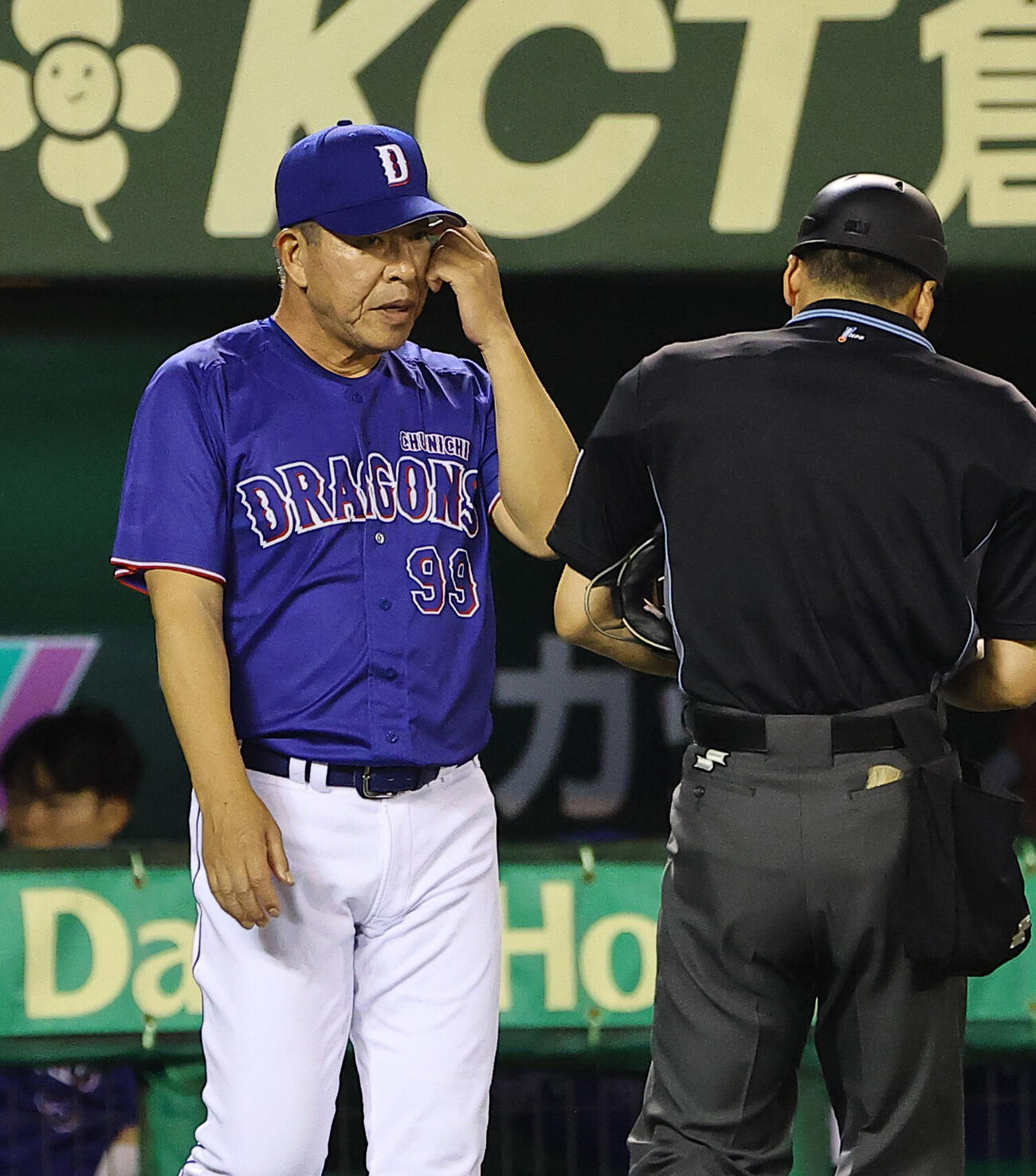 阪神対中日　選手交代を告げる中日井上一樹監督（撮影・上田博志）