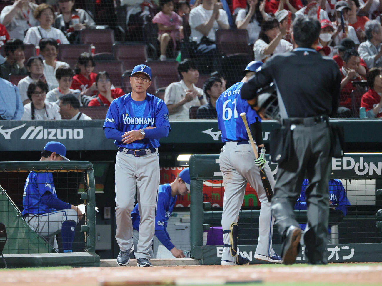 広島対DeNA 5回表終了時、交代を告げるDeNA相川亮二監督　（撮影・加藤孝規）