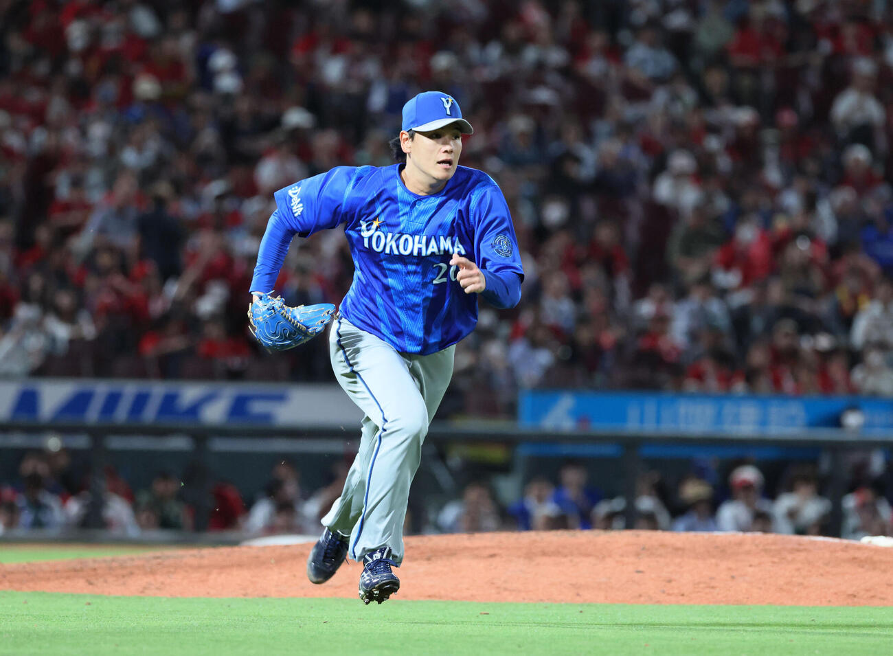 広島対DeNA 7回裏広島無死、持丸泰輝の内野ゴロでベースカバーに向かうDeNA3番手の坂本裕哉　（撮影・加藤孝規）