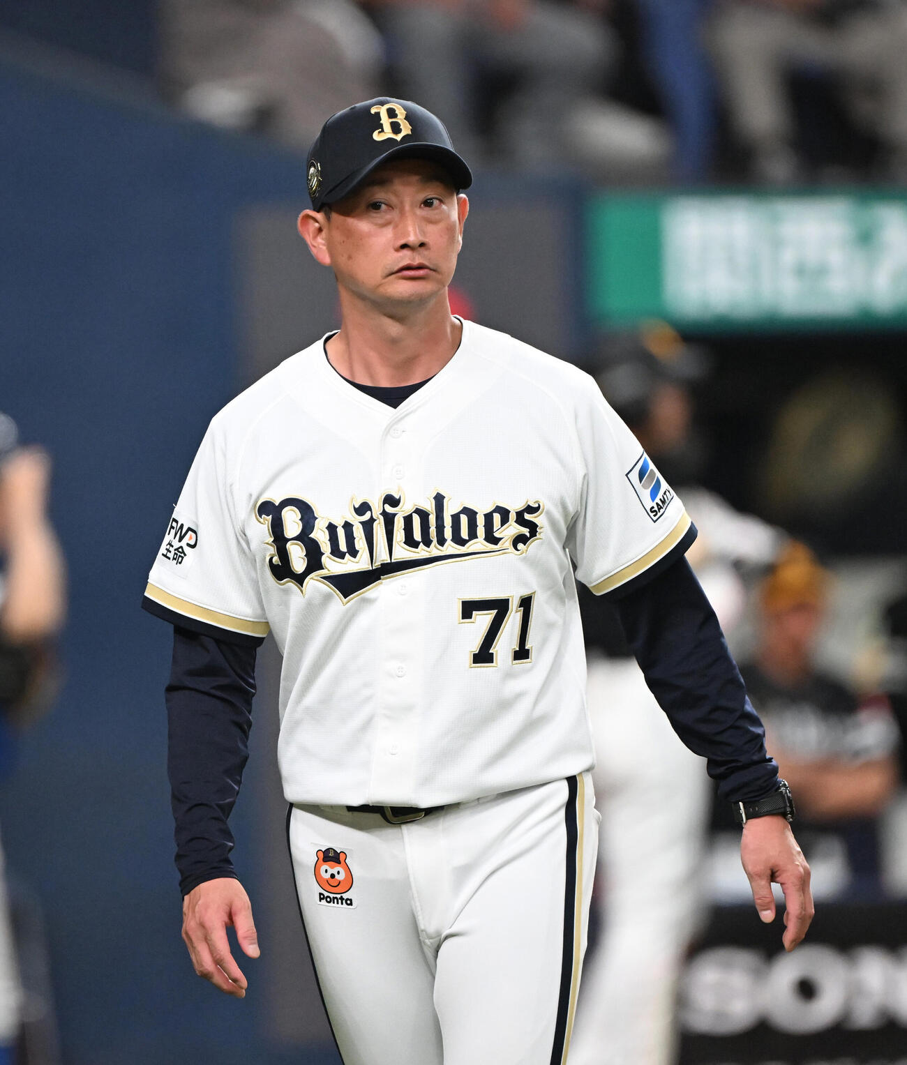 オリックス対ソフトバンク　6回を終え選手の交代を告げるオリックス岸田護監督（撮影・和賀正仁）＝2026年5月19日
