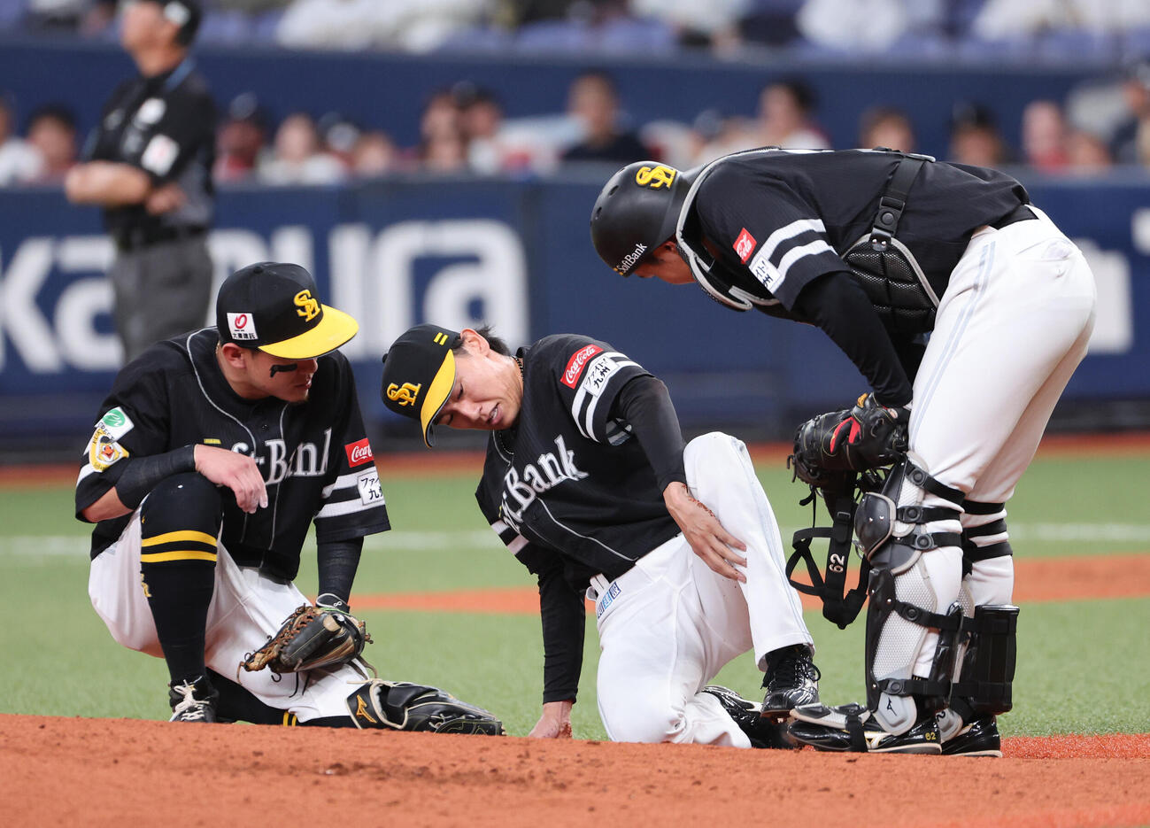 オリックス対ソフトバンク　2回裏オリックス2死、若月の打球が当たり倒れ込むソフトバンク大津亮介（撮影・西尾就之）