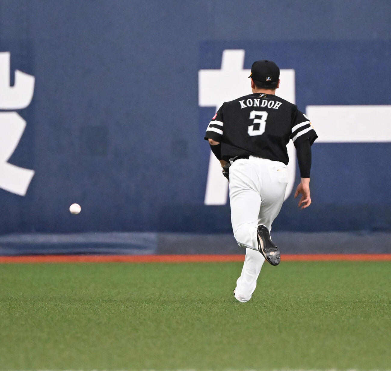 オリックス対ソフトバンク　2回裏オリックス2死一塁、渡部遼人の左前打を後方にそらす左翼手近藤健介（撮影・和賀正仁）＝2026年5月19日