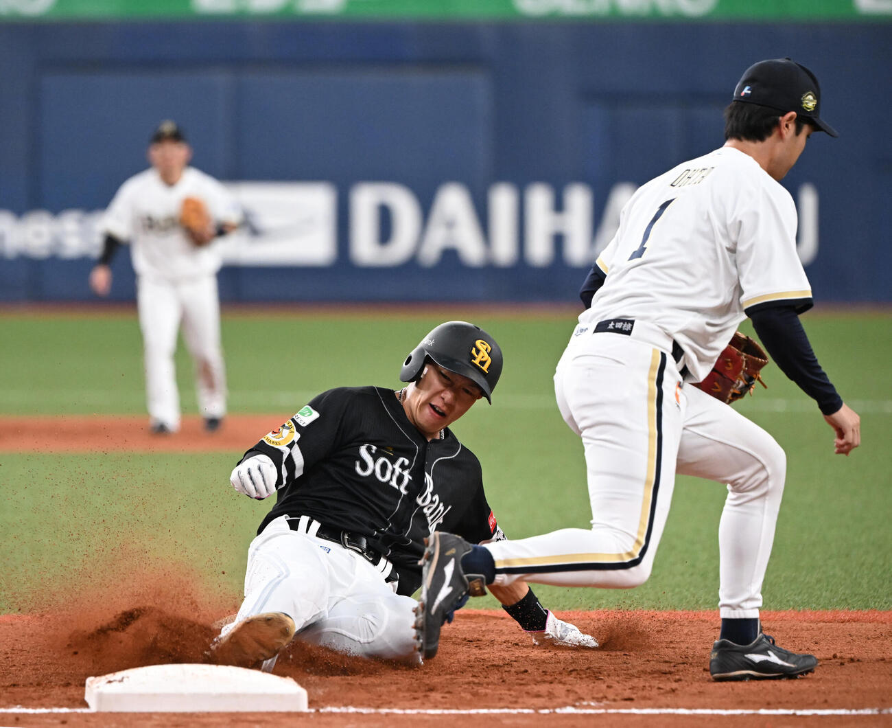 オリックス対ソフトバンク　2回表ソフトバンク1死一塁、海野の左飛で飛び出した柳田悠岐は戻れず（撮影・和賀正仁）＝2026年5月19日