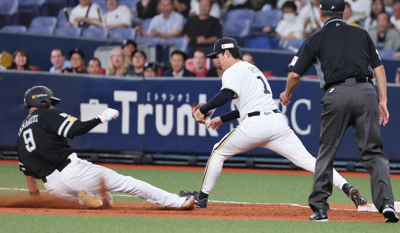 オリックス対ソフトバンク　2回表ソフトバンク1死一塁、海野の打球を捕る左翼手西川龍馬。スタートしていた一走柳田悠岐は戻れず併殺となる（撮影・西尾就之）