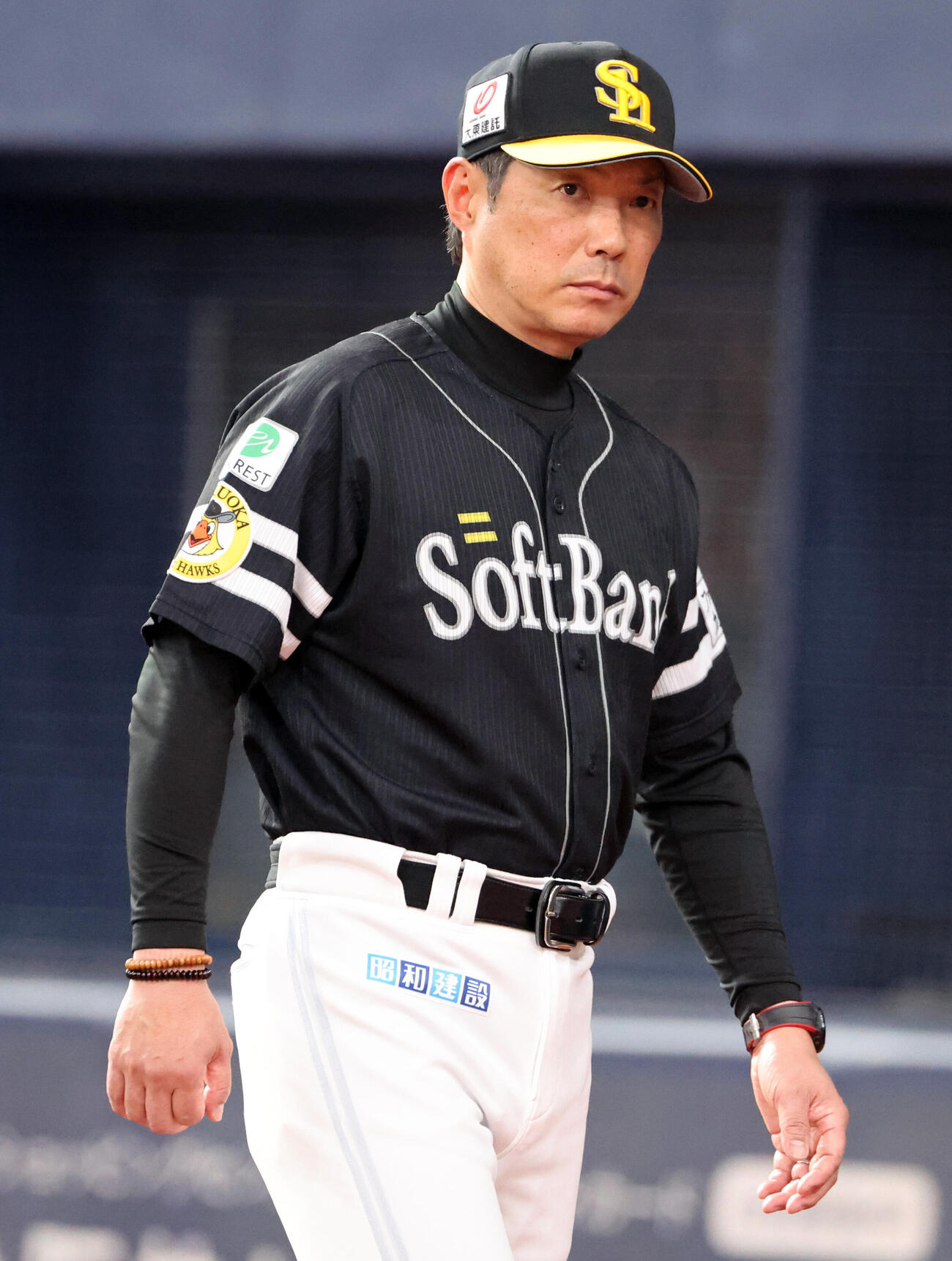 オリックス対ソフトバンク　8回の攻撃を終え選手交代を告げたソフトバンク小久保裕紀監督は厳しい表情でベンチに戻る（撮影・西尾就之）