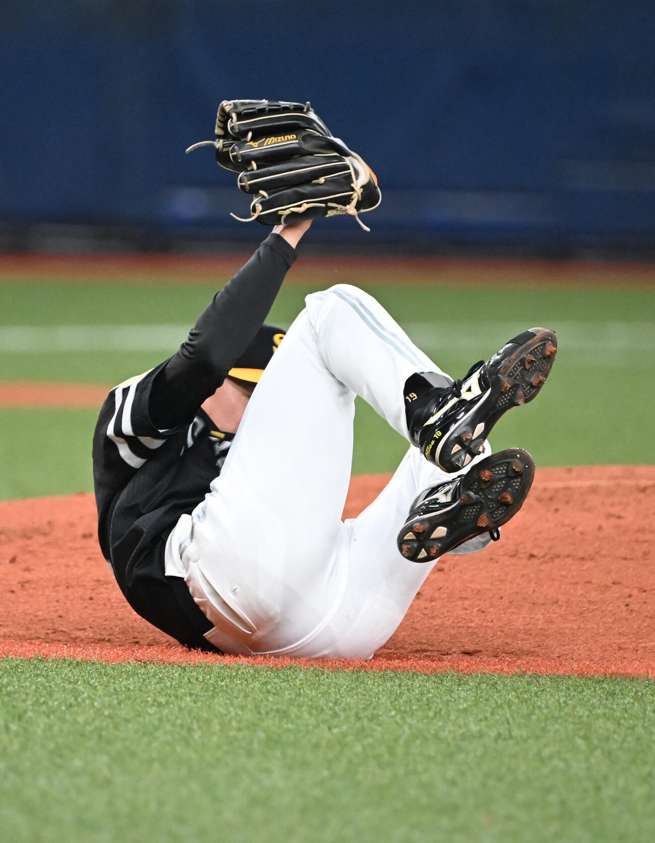 オリックス対ソフトバンク　2回裏オリックス2死、若月健矢の打球が大津亮介の足元を直撃し転倒する（撮影・和賀正仁）＝2026年5月19日