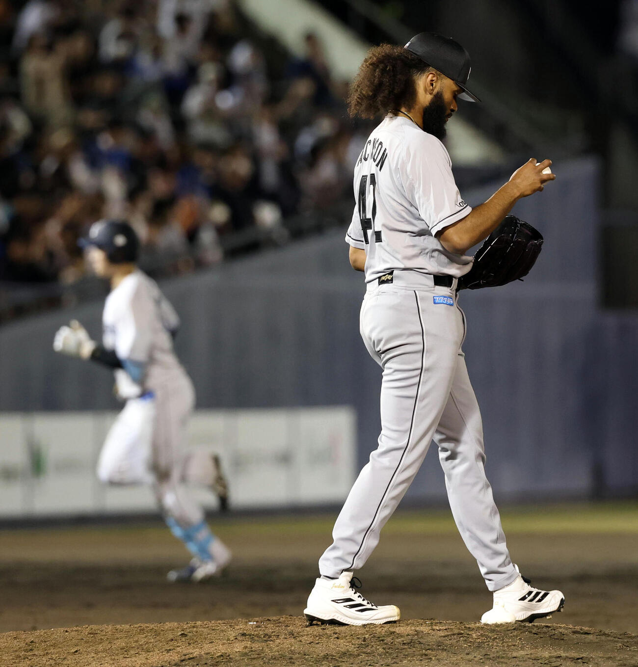 西武対ロッテ　4回裏西武無死一塁、長谷川信哉（後方）に2点本塁打を許したアンドレ・ジャクソン（撮影・浅見桂子）