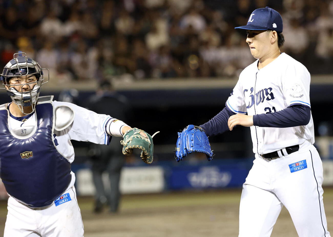 西武対ロッテ　7回表ロッテの攻撃を抑えた武内夏暉（右）は柘植世那とグラブタッチ（撮影・浅見桂子）