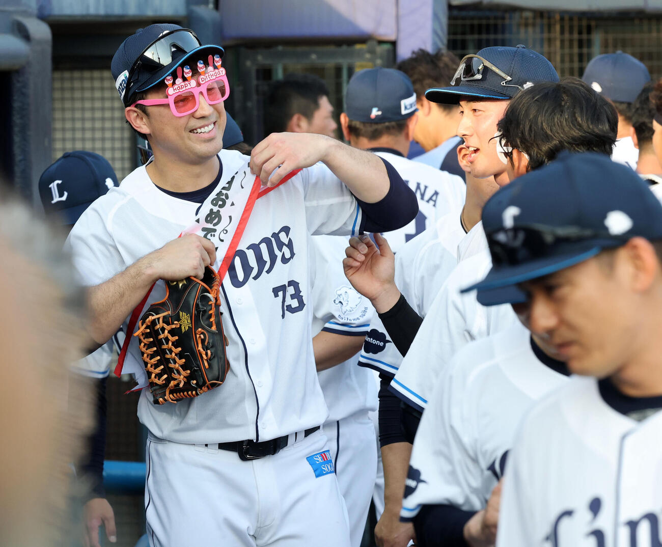 西武対ロッテ　試合前円陣の声出しで、この日誕生日の西武林安可（左）は、メガネをつけて笑顔（撮影・浅見桂子）