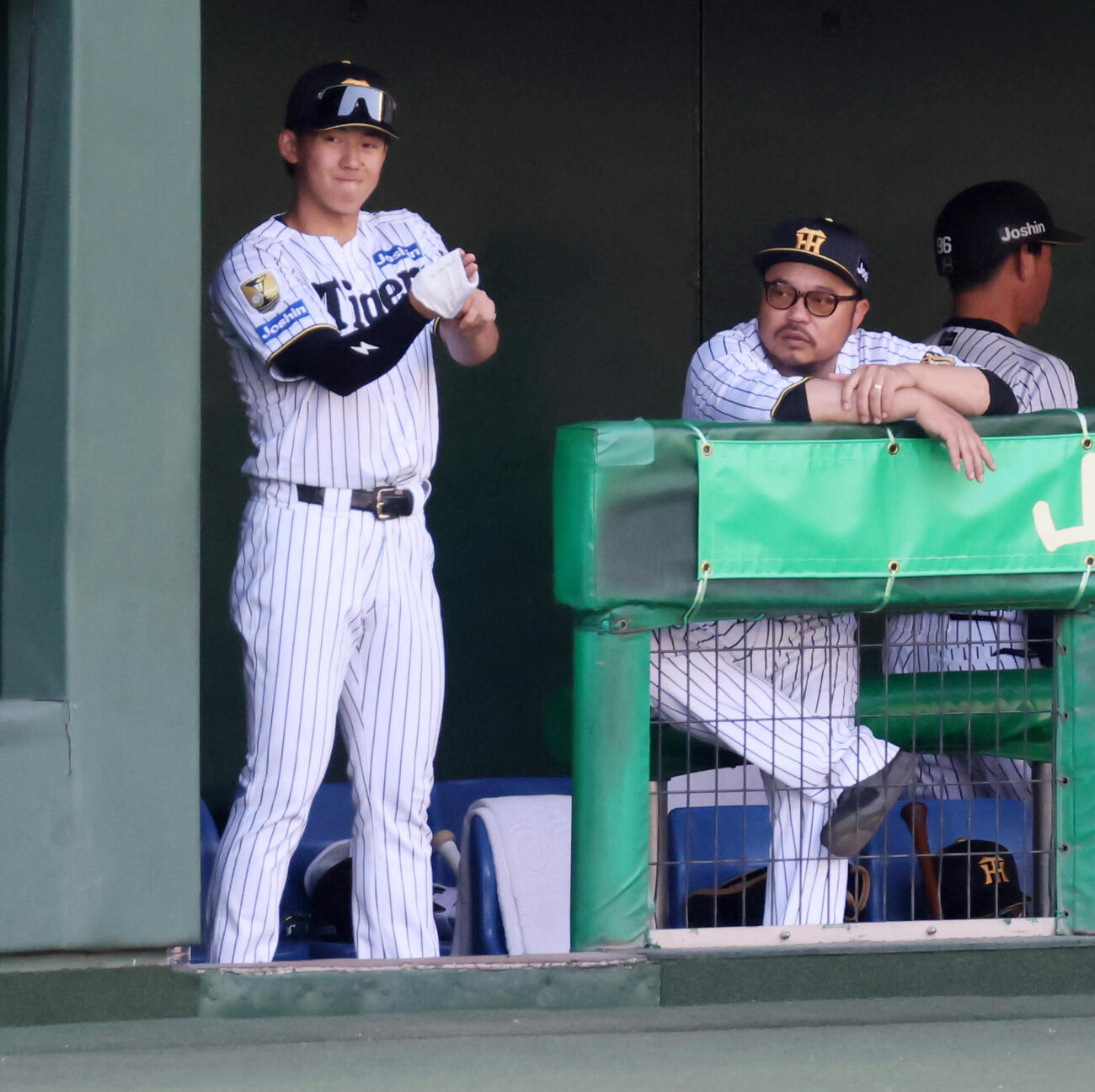 阪神対中日　試合前右腕にサポーターをはめる阪神立石正広。右は小谷野栄一コーチ（撮影・加藤哉）