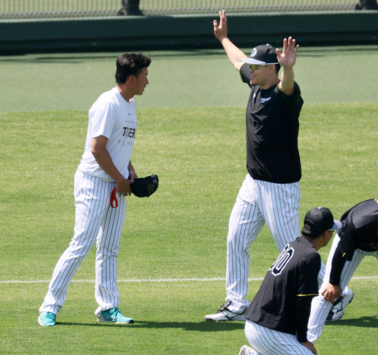 阪神対中日　1軍に合流した阪神立石正広（左）にハグする佐藤輝明（撮影・加藤哉）