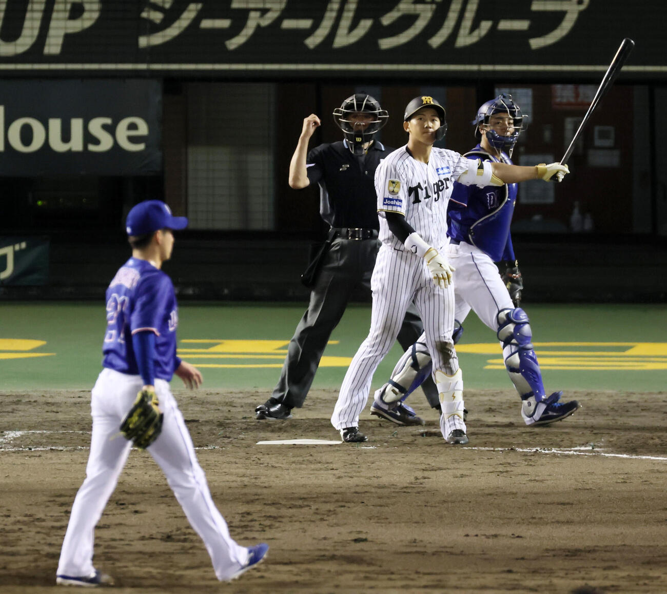 阪神対中日　5回裏阪神2死一、三塁、三真意倒れる立石正広。投手金丸夢斗（撮影・加藤哉）