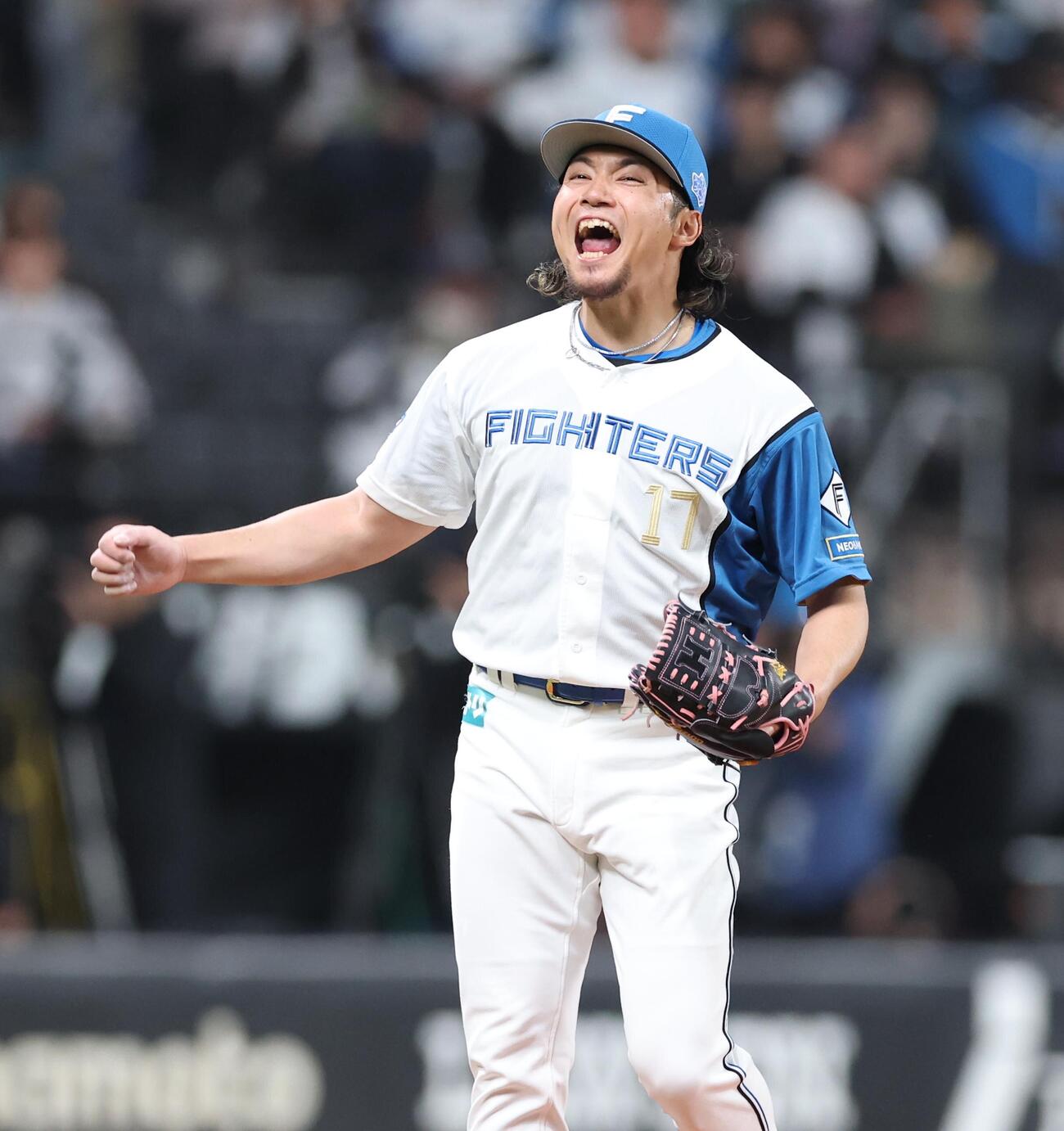 日本ハム対楽天　4回表楽天2死一、二塁、佐藤直樹を三振に仕留め叫ぶ伊藤大海（撮影・黒川智章）＝2026年5月19日