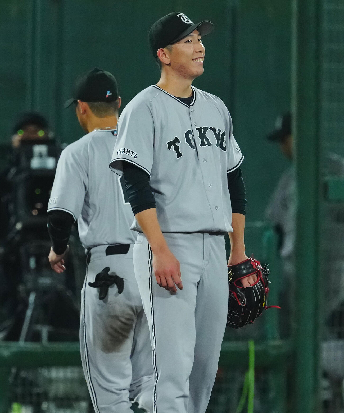 ヤクルト対巨人　6回裏ヤクルトの攻撃を無失点に抑え笑顔を見せる巨人先発の戸郷翔征（撮影・垰建太）