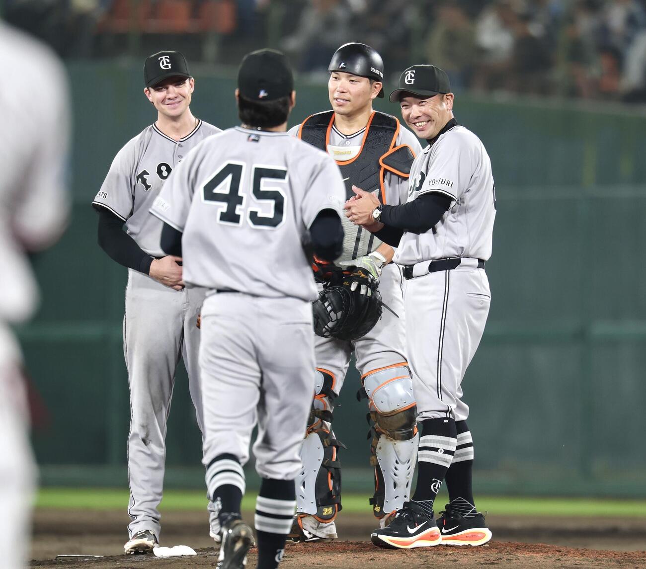 ヤクルト対巨人　マウンド上で笑顔を見せる巨人阿部慎之助監督（右）（撮影・宮地輝）