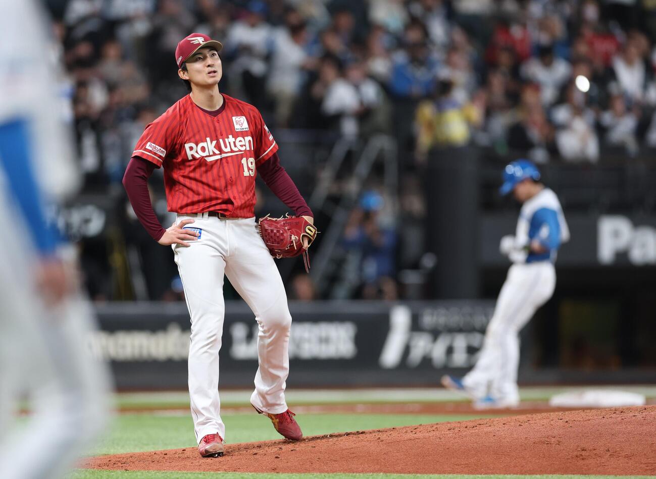 日本ハム対楽天　2回裏日本ハム2死満塁、清宮幸太郎に2者連続押し出し四球を与える荘司康誠（撮影・黒川智章）