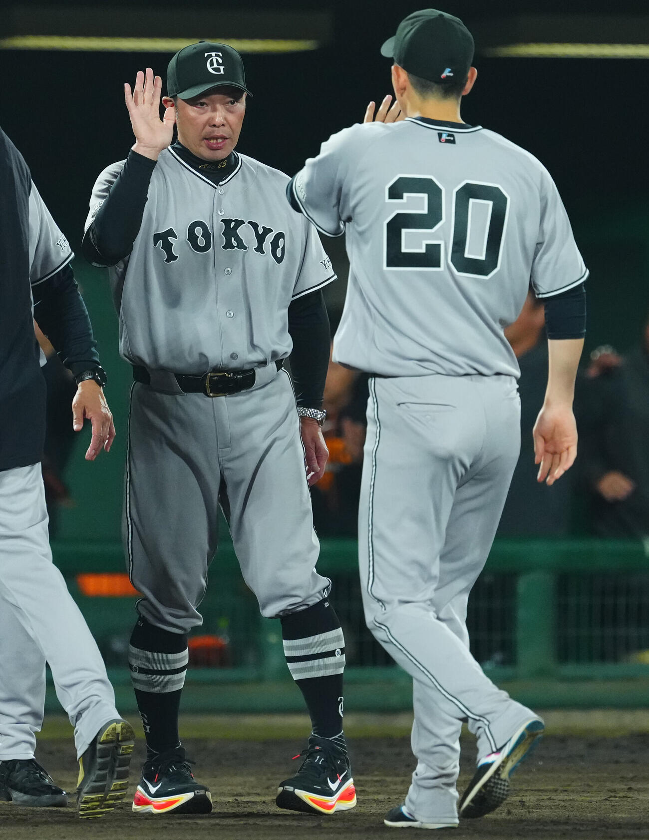 ヤクルト対巨人　ヤクルトに勝ち勝利投手の巨人戸郷翔征（右）とタッチを交わす阿部慎之助監督（撮影・垰建太）