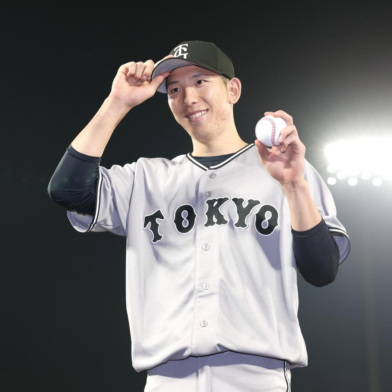 ヤクルト対巨人　ウイニングボールを手に笑顔を見せる巨人戸郷翔征（撮影・宮地輝）
