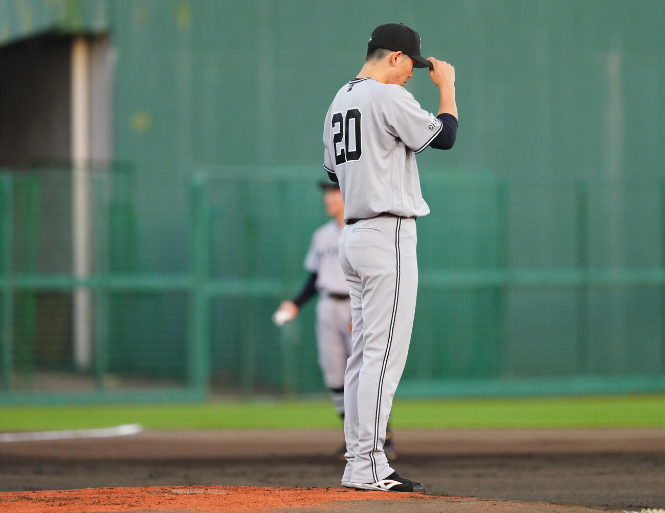 ヤクルト対巨人　登板を前にマウンドで集中する巨人戸郷翔征（撮影・垰建太）