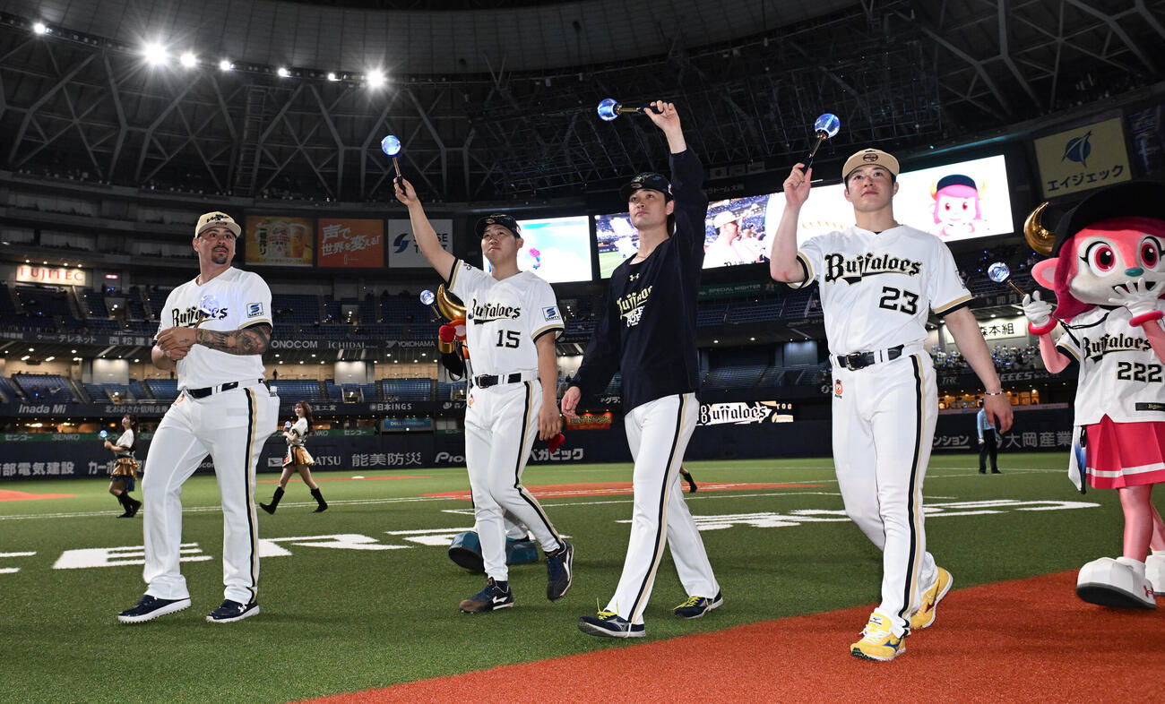 オリックス対ソフトバンク　ファンに手を振るオリックスのリリーフ陣、左からアンドレス・マチャド、椋木蓮、寺西成騎、吉田輝星（撮影・和賀正仁）