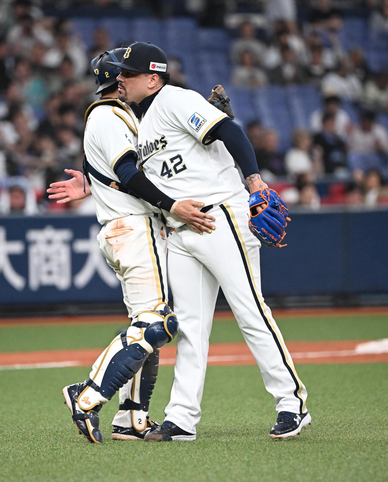 オリックス対ソフトバンク　9回表ソフトバンク2死三塁、山川を三振とし試合終了、握手を交わす若月健矢（左）とオリックスのアンドレス・マチャド（撮影・和賀正仁）