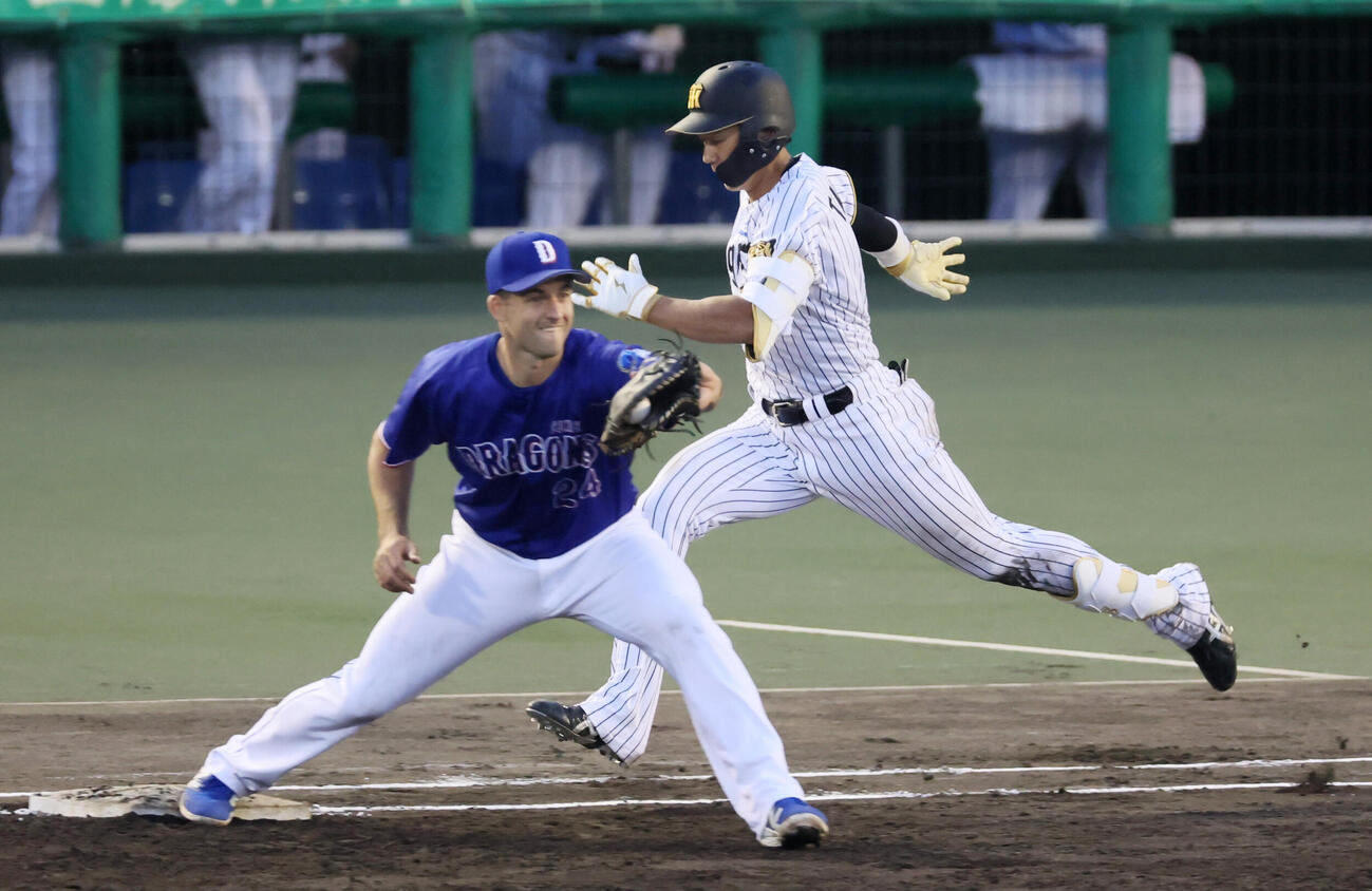 阪神対中日　3回裏阪神1死一塁、立石正広は遊ゴロ併殺打に倒れる。一塁手ジェイソン・ボスラー（撮影・加藤哉）
