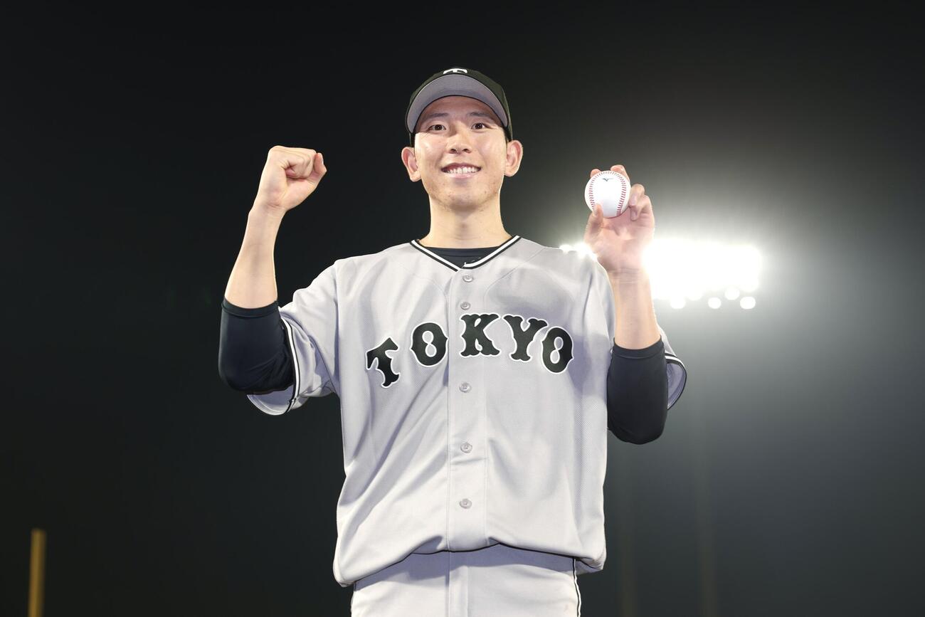 ヤクルト対巨人　ウイニングボールを手に笑顔でガッツポーズする巨人戸郷翔征（撮影・宮地輝）