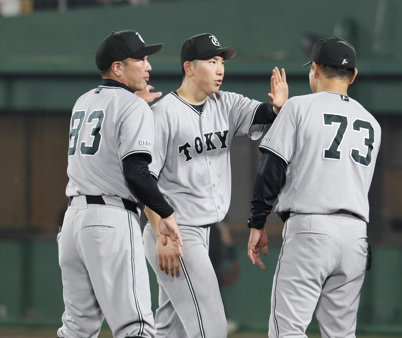 ヤクルト対巨人　勝利のタッチを交わした巨人阿部慎之助監督（左）と戸郷翔征（撮影・宮地輝）