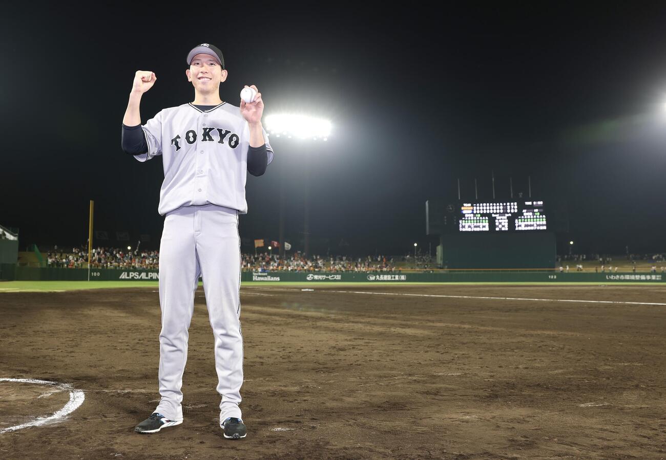 ヤクルト対巨人　ウイニングボールを手に笑顔でガッツポーズする巨人戸郷翔征（撮影・宮地輝）