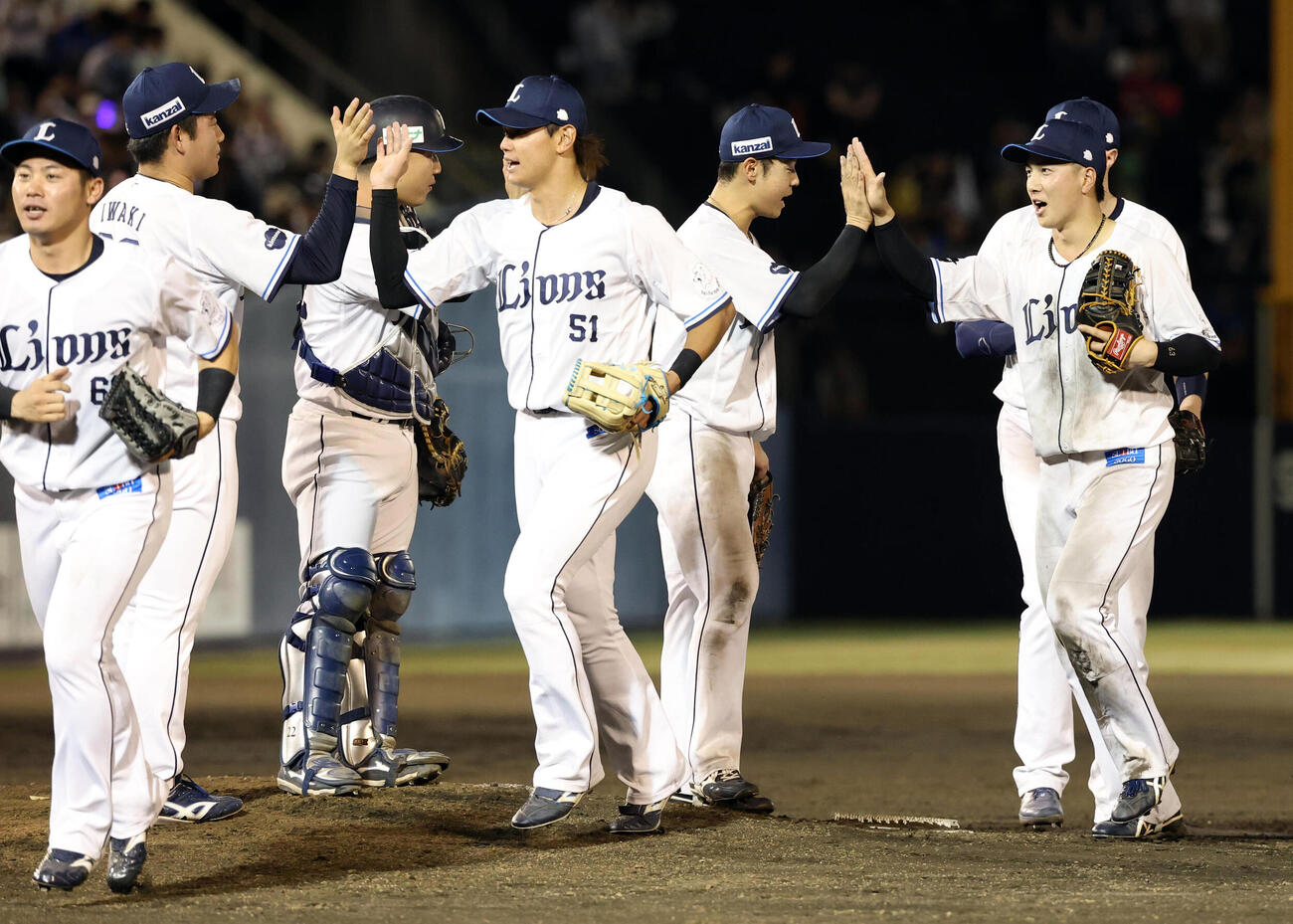 西武対ロッテ　勝利しハイタッチで喜び合う長谷川信哉（右）ら西武の選手たち（撮影・浅見桂子）