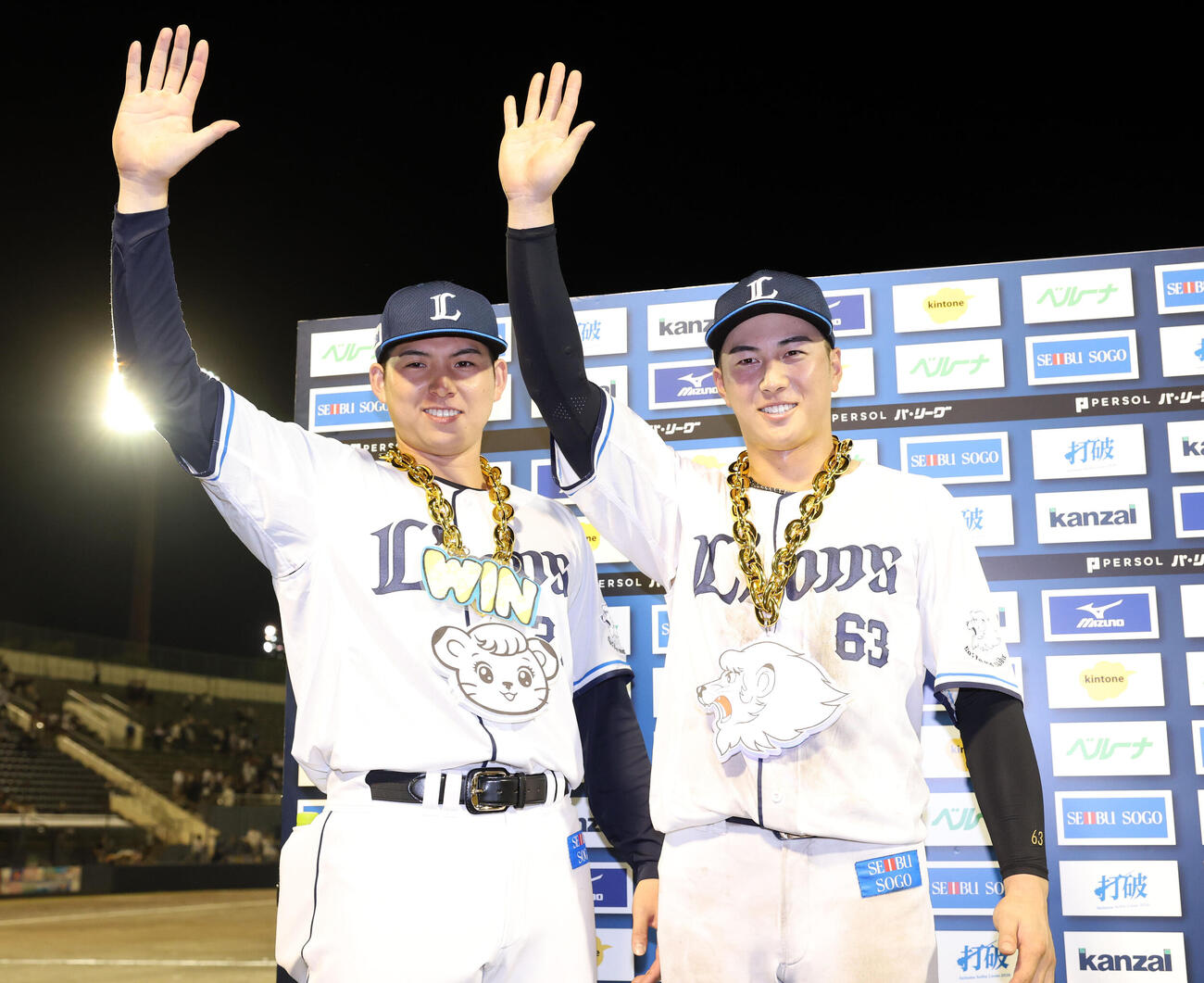 西武対ロッテ　ヒーローインタビューで「マーベラスポーズ」を笑顔で決める西武武内夏暉（左）と長谷川信哉（撮影・浅見桂子）