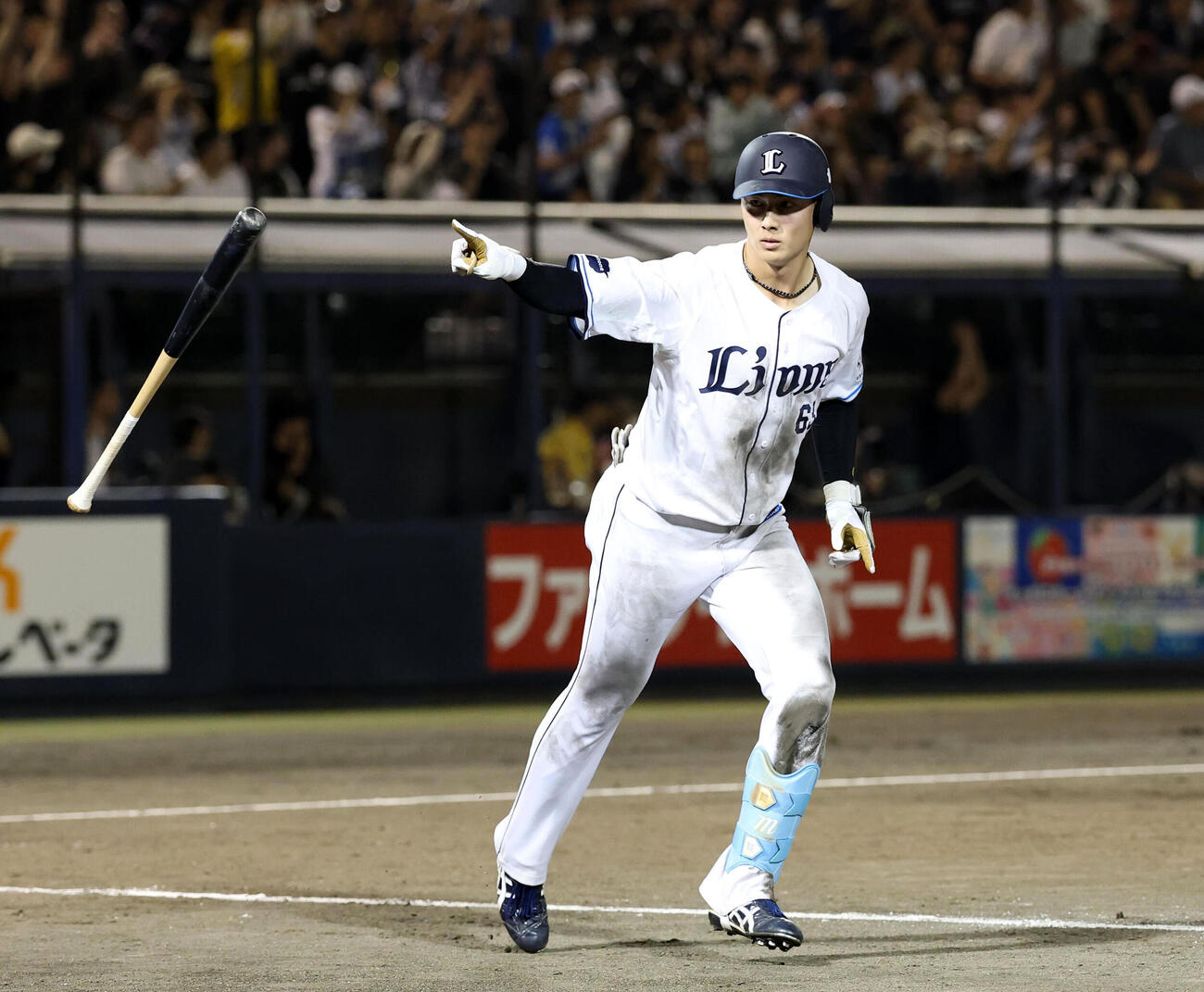 西武対ロッテ　4回裏西武無死一塁、長谷川信哉は2点本塁打を放ちベンチを指さす（撮影・浅見桂子）