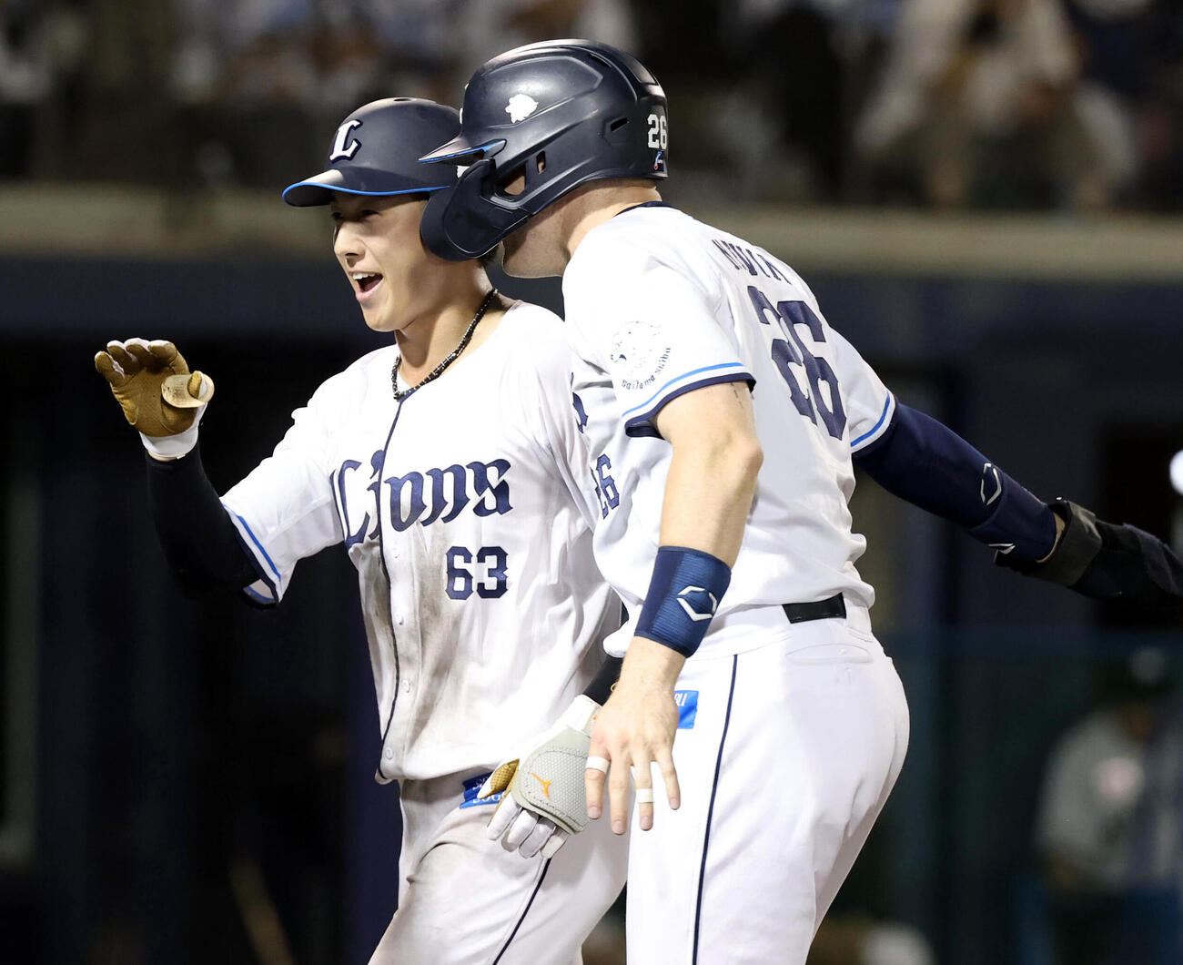 西武対ロッテ　4回裏西武無死一塁、長谷川信哉は2点本塁打を放ち笑顔で生還（撮影・浅見桂子）