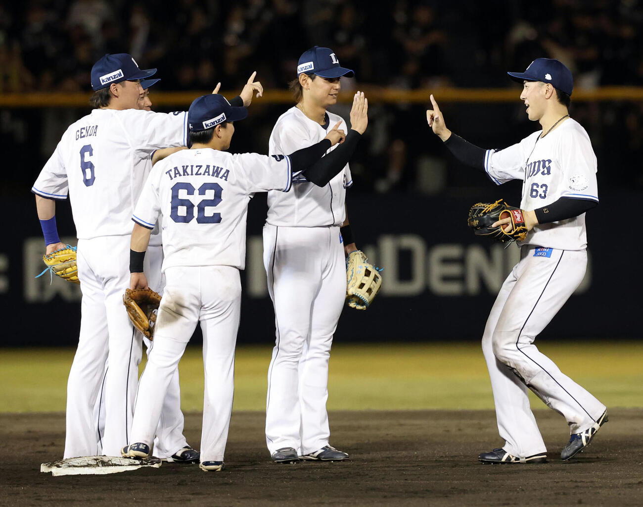 西武対ロッテ　勝利しハイタッチで喜び合う長谷川信哉（右）ら西武の選手たち（撮影・浅見桂子）