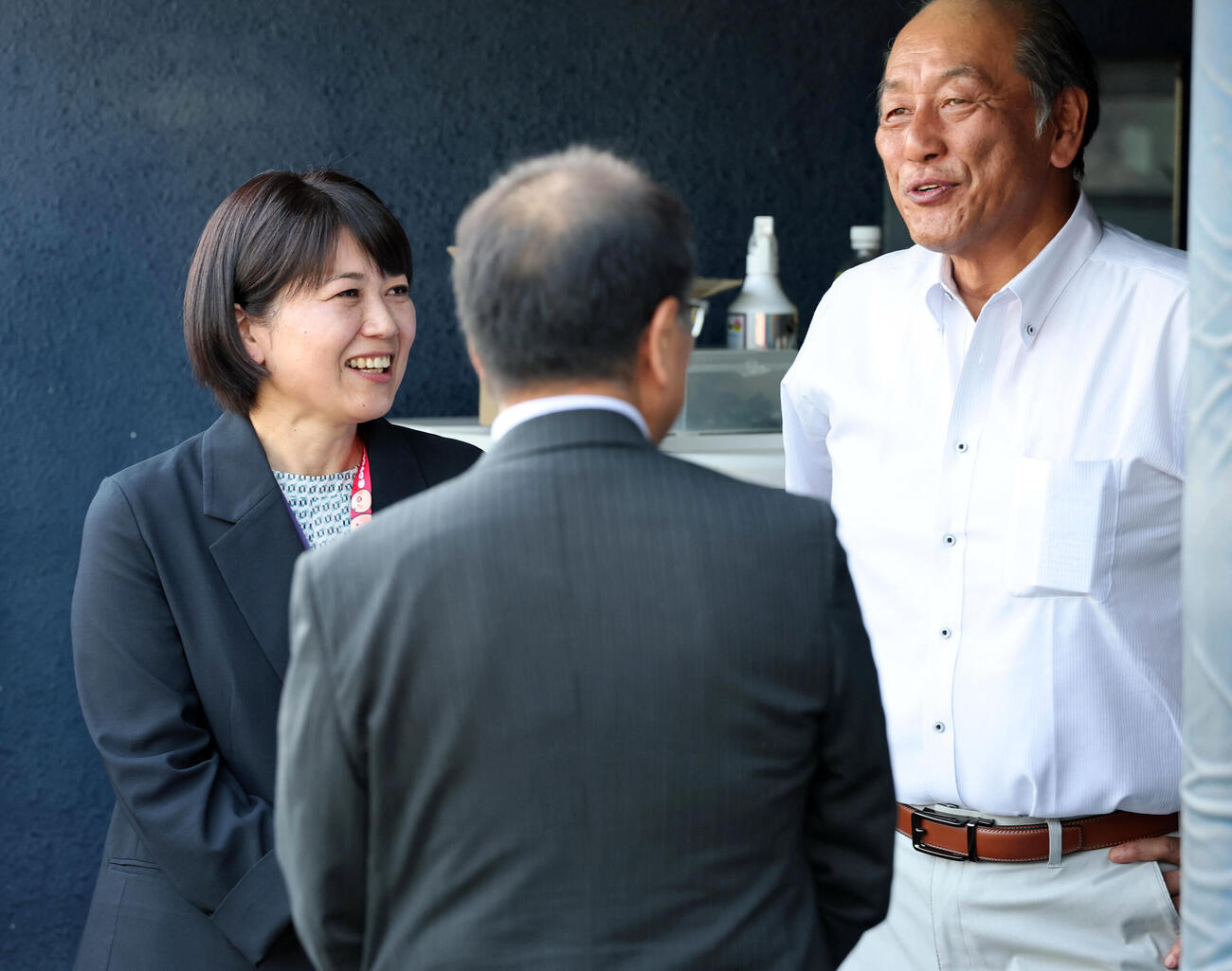 西武対ロッテ　視察に訪れた小川晶前橋市長（左）と談笑する渡辺久信氏（撮影・浅見桂子）