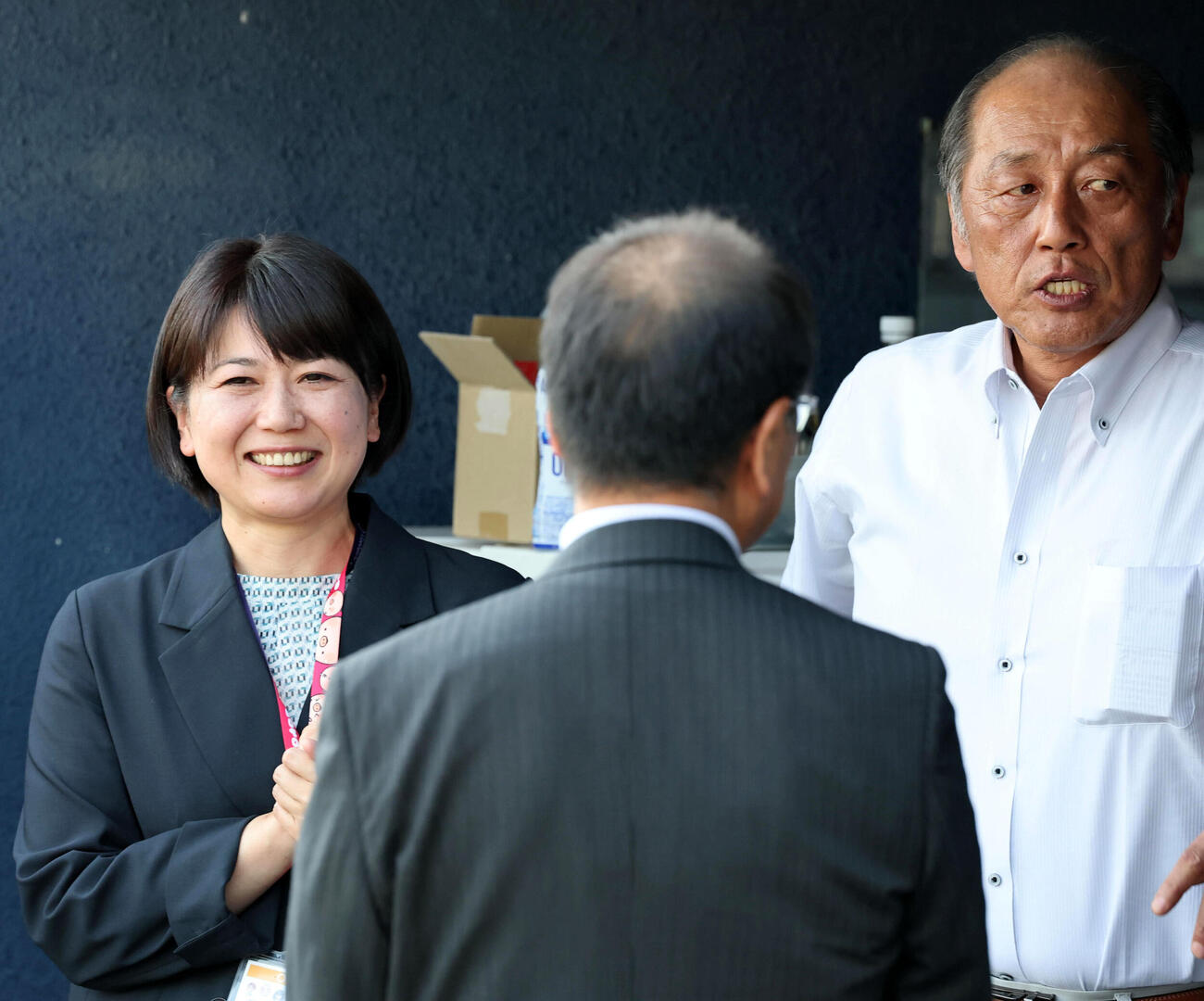 西武対ロッテ　視察に訪れた小川晶前橋市長（左）と談笑する渡辺久信氏（撮影・浅見桂子）