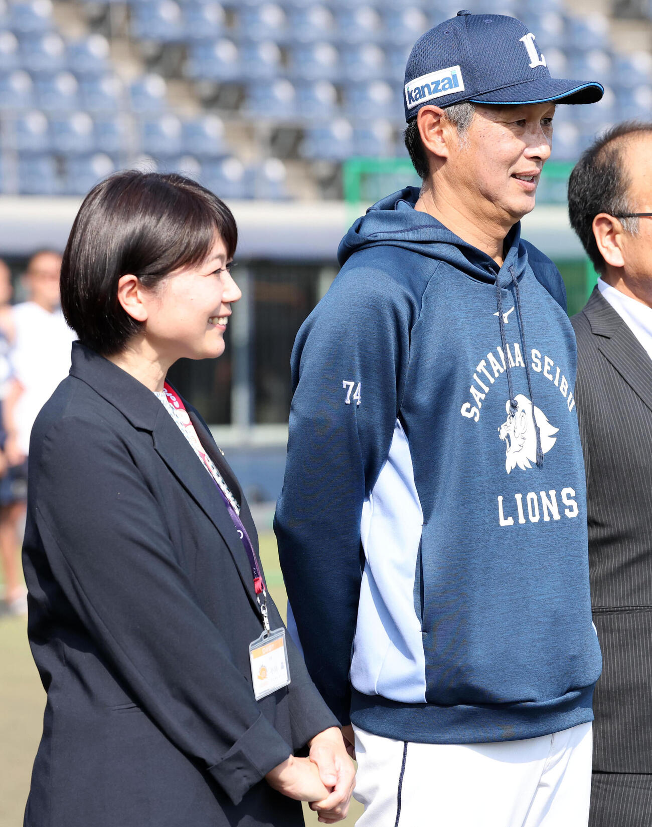 西武対ロッテ　視察に訪れた小川晶前橋市長（左）と記念撮影する西武西口文也監督（撮影・浅見桂子）