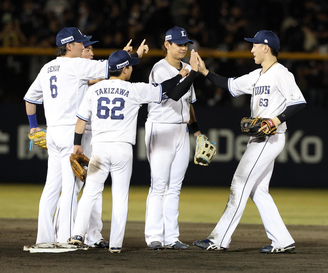西武対ロッテ　勝利しハイタッチで喜び合う長谷川信哉（右）ら西武の選手たち（撮影・浅見桂子）