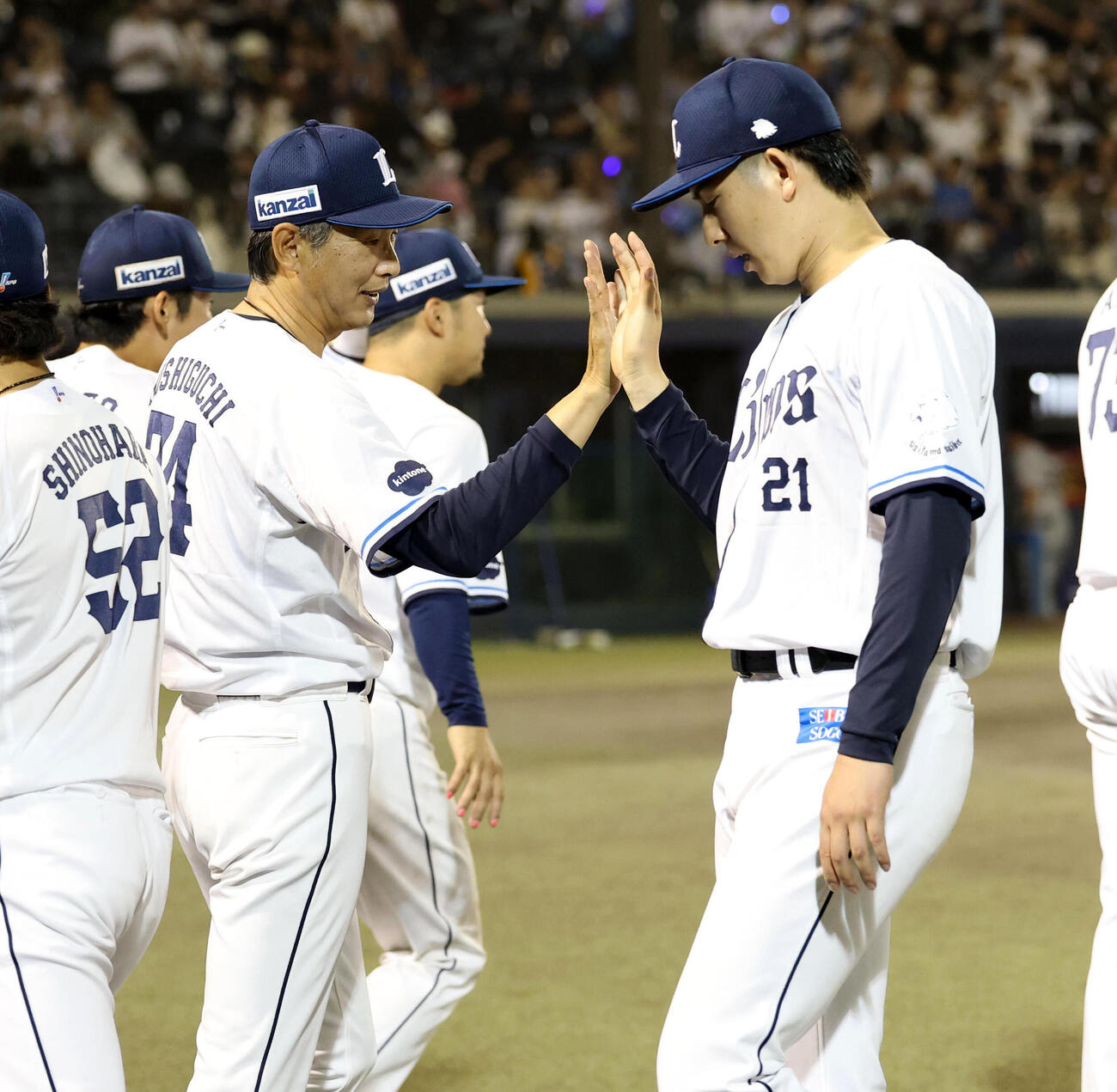 西武対ロッテ　3勝目の西武武内夏暉（右）を迎える西口文也監督（撮影・浅見桂子）