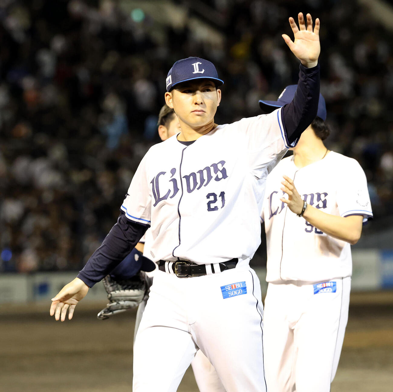 西武対ロッテ　3勝目の西武武内夏暉はスタンドに手を振る（撮影・浅見桂子）