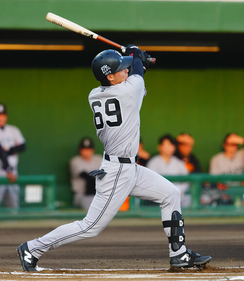 【巨人】平山功太、プロ初先頭打者弾「必死にバットを振った」４月25日以来のプロ２号