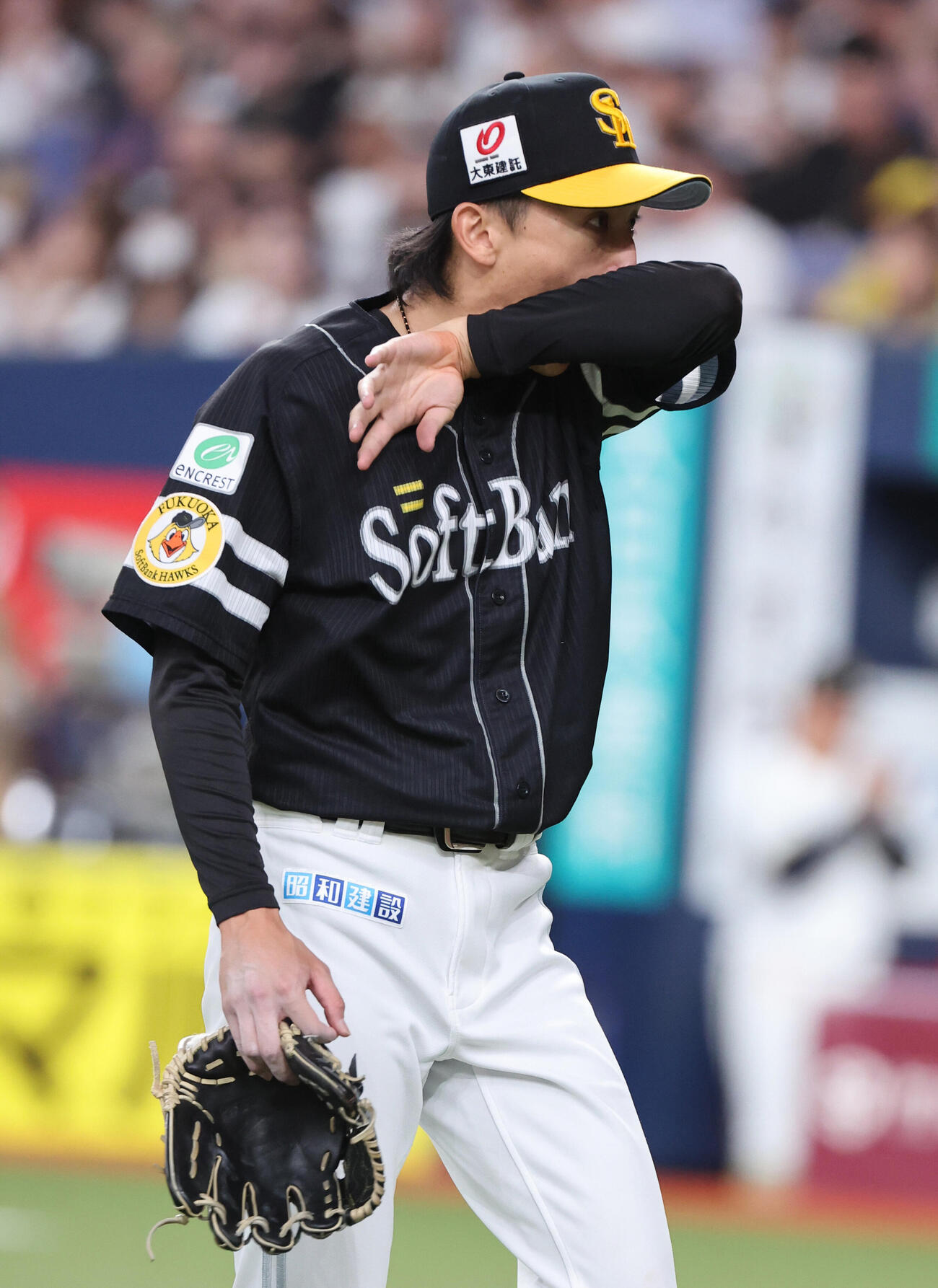 オリックス対ソフトバンク　2回も失点したソフトバンク大津亮介は汗をぬぐいながらベンチに戻る（撮影・西尾就之）