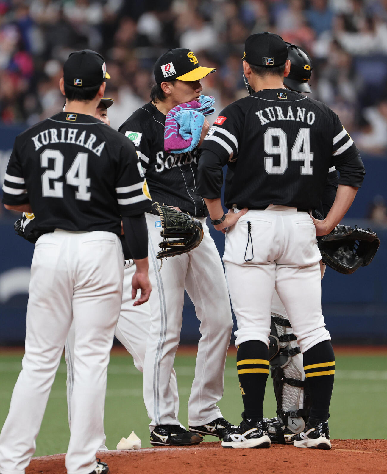 オリックス対ソフトバンク　4回裏オリックス1死一、二塁、打者若月健矢のとき、大津亮介は倉野信次コーチの激励を受ける（撮影・西尾就之）