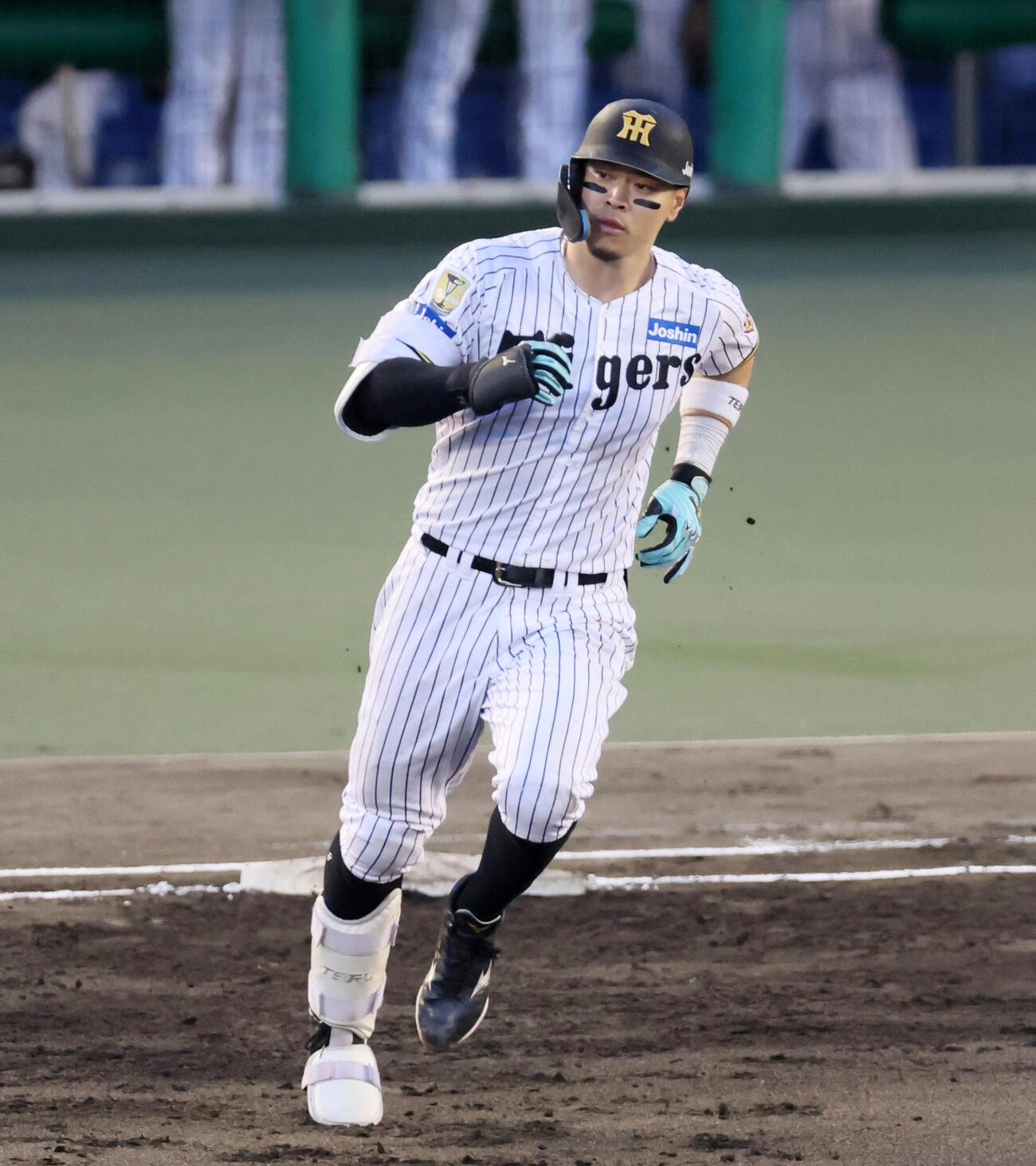 阪神対中日　3回裏阪神1死一塁、佐藤輝明は右中間越え2点本塁打を放つ（撮影・加藤哉）