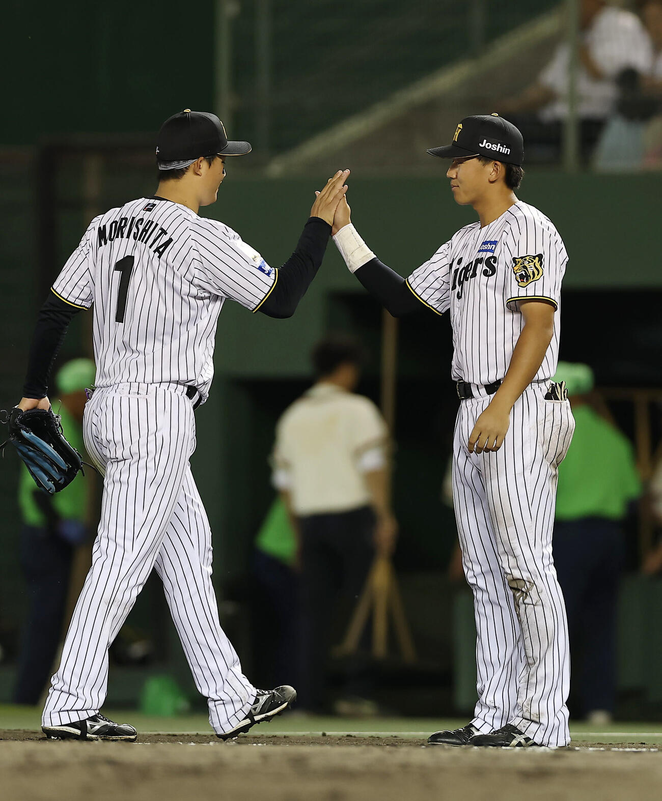 阪神対中日　中日に勝利し、森下翔太（左）とタッチを交わす阪神立石正広（撮影・前田充）＝2026年5月19日
