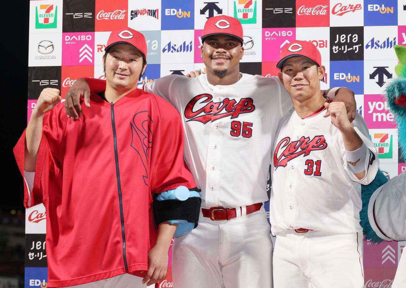 広島対DeNA　お立ち台でポーズを決める左から広島床田寛樹、エレフリス・モンテロ、坂倉将吾（撮影・加藤孝規）