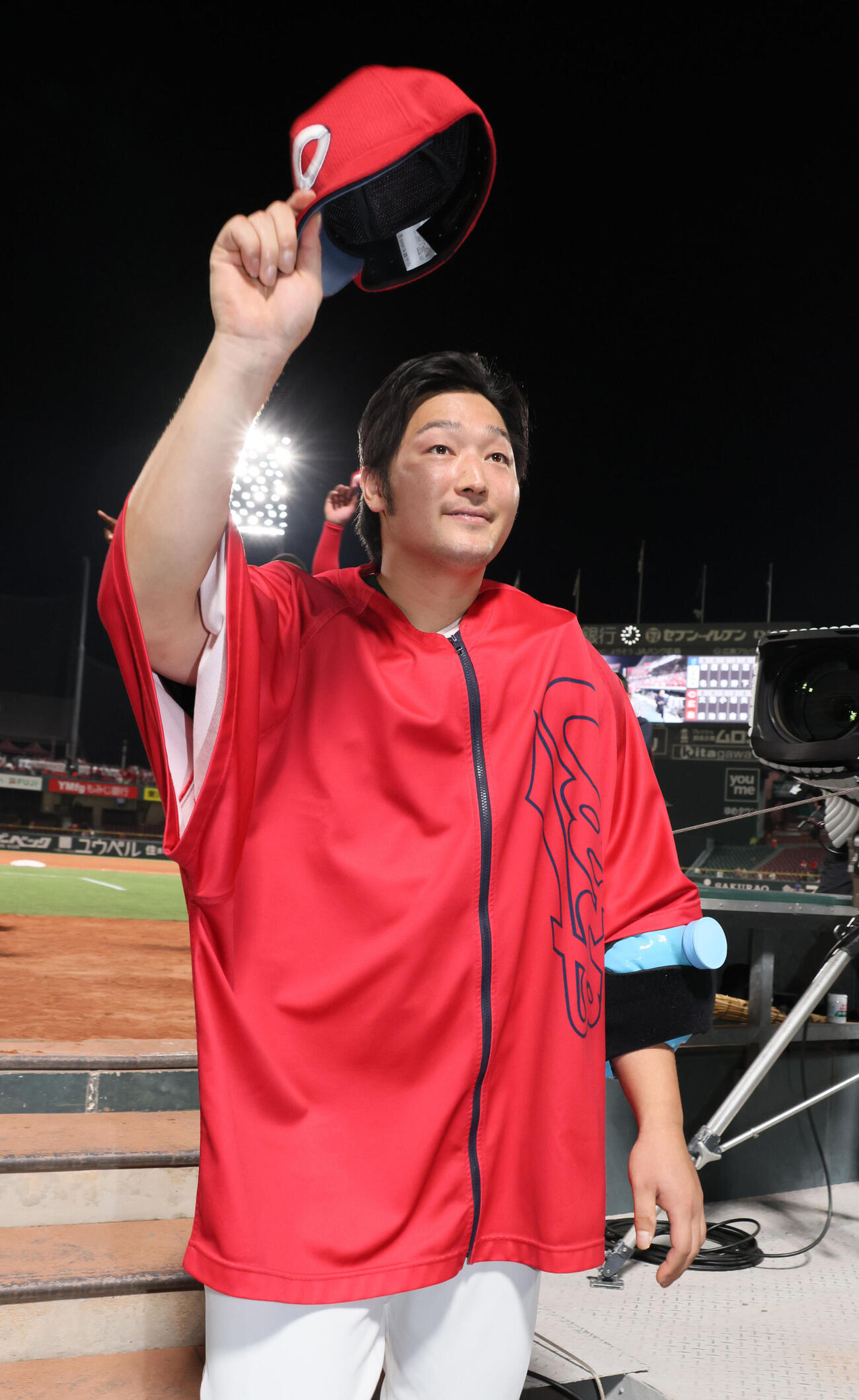 広島対DeNA　ファンの声援に応える床田寛樹（撮影・加藤孝規）